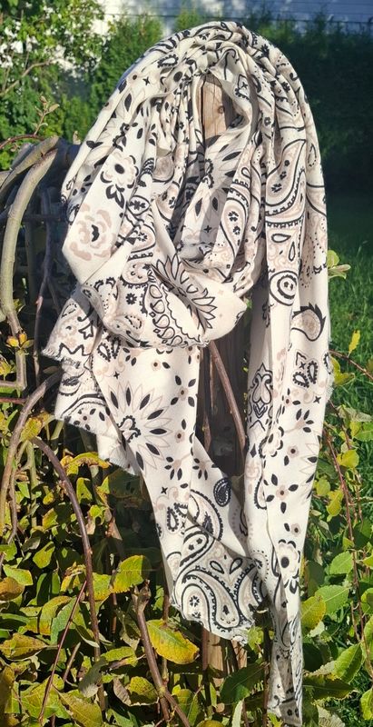 Skjerf lyst, beige, sort