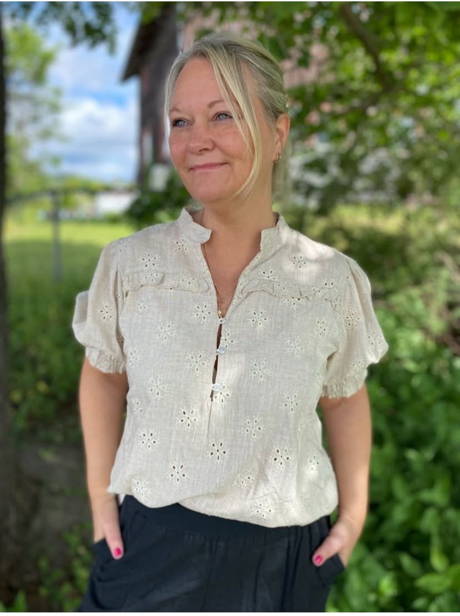 Linbluse med blonder