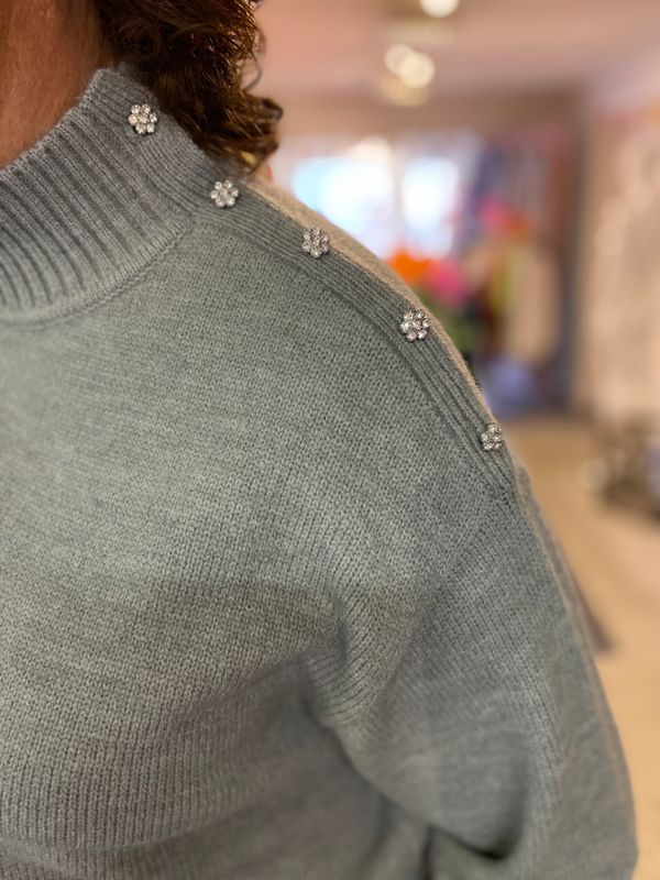 Grå genser med bling knapper