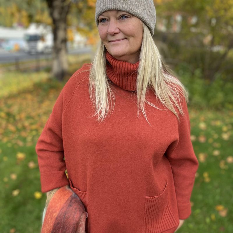 Genser med høy hals og lommer, rust