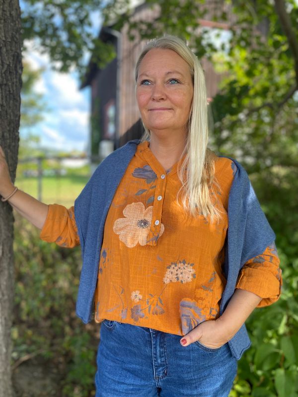 Tilda bomullsbluse, orange m/blomster