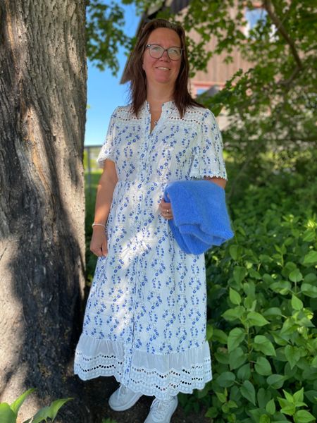 Hovedbilde Kaia kjole, blå blomstrete